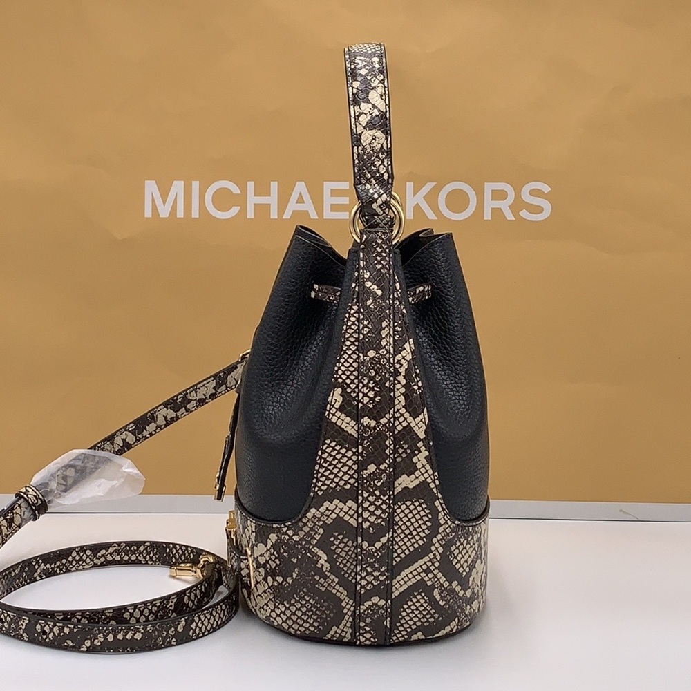MICHAEL KORS 
Reed Md Pebbled Leather Belted Bucket Messenger Satchel Crossbody - Picture 11 of 16